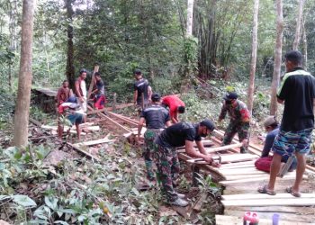 Prajurit Satgas Yonif 642 Bersama Warga Perbaiki Jembatan Yang Rusak Akibat Banjir