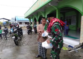Bentuk Syukur Kepada Sang Pencipta, Satgas Yonif 413 Kostrad Bagikan Makanan Kepada Masyarakat