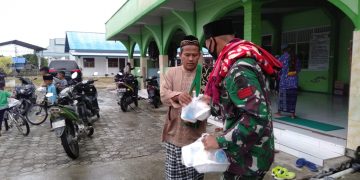 Bentuk Syukur Kepada Sang Pencipta, Satgas Yonif 413 Kostrad Bagikan Makanan Kepada Masyarakat
