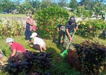 Program Jumat Bersih, Satgas Yonif 642 Bersama Masyarakat Bersihkan Lingkungan Dusun dan Sekolah