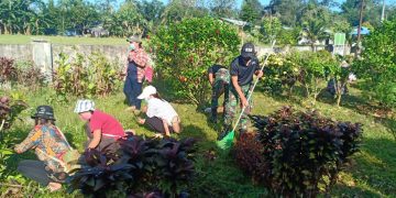 Program Jumat Bersih, Satgas Yonif 642 Bersama Masyarakat Bersihkan Lingkungan Dusun dan Sekolah
