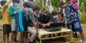 Satgas TNI Yonif 413 Kostrad Wujudkan Anak Perbatasan RI-PNG Melek Digital
