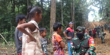 Dandim Sambas Apresiasi Kedekatan Dansatgas TMMD Dengan Anak-Anak