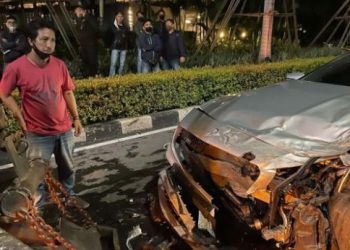 Kecelakaan di Senayan, Mobil Mazda dan Mercy Rusak Parah