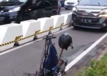 Ketika Jalur Khusus Sepeda Tetap Diserobot Mobil di Jalan Jenderal Sudirman