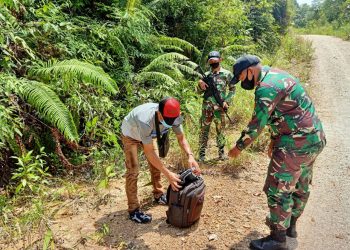 Satgas Pamtas RI-Malaysia Yonif 642 Amankan Puluhan Botol Miras dan 10 PMI Non-Prosedural