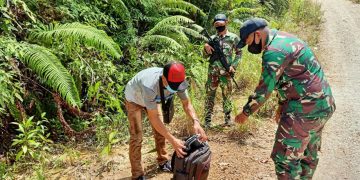 Satgas Pamtas RI-Malaysia Yonif 642 Amankan Puluhan Botol Miras dan 10 PMI Non-Prosedural