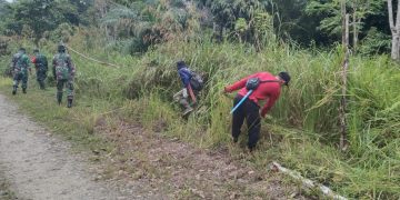Ciptakan Sinergitas Dengan Rakyat, Satgas TMMD Bersihkan Jalan