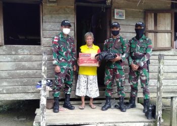 Berbagi Dengan Sesama, Satgas Pamtas Yonif 642 Berikan Bantuan Sembako Kepada Warga