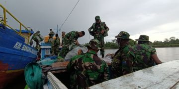 Gunakan Kapal Dinar Lisna, Personel TMMD Boven Digoel Tiba di Distrik Kawagit
