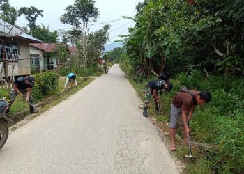 Satgas Pamtas Yonif 642 Laksanakan Karya Bakti Bersihkan Jalan Desa Bersama Warga