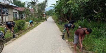 Satgas Pamtas Yonif 642 Laksanakan Karya Bakti Bersihkan Jalan Desa Bersama Warga