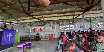 Anggota TMMD ke-110 Kodim Boven Digoel Ibadah Bersama Masyarakat Kampung Kawagit