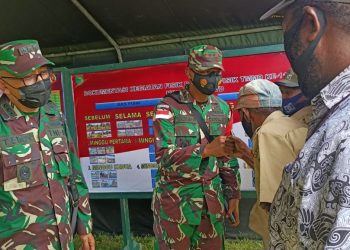 Aster Kasdam XVII/Cen Ajak Warga Sekitar Lokasi TMMD Bahu-Membahu Bangun 8 Unit Rumah