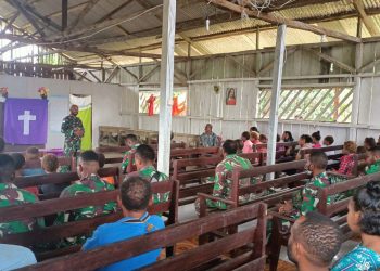 Personel TMMD Ke-110 Kodim Boven Digoel Ajak Generasi Muda Setempat Rajin Beribadah