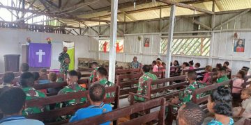 Personel TMMD Ke-110 Kodim Boven Digoel Ajak Generasi Muda Setempat Rajin Beribadah