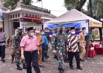 Aster Panglima TNI Tinjau Posko Terpadu PPKM Mikro di Cirebon