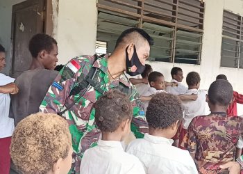 Tanamkan Sikap Disiplin, Personel TNI Ajarkan PBB Kepada Murid SD YPPK Kampung Kawagit