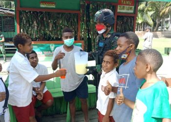 Prajurit TNI Bagikan Minuman Sehat Bergizi Untuk Anak-Anak Papua