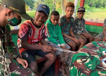 Prajurit TNI Satgas Yonif 131/Braja Sakti Ajarkan Pembuatan Jala Ikan kepada Warga