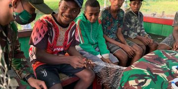 Prajurit TNI Satgas Yonif 131/Braja Sakti Ajarkan Pembuatan Jala Ikan kepada Warga