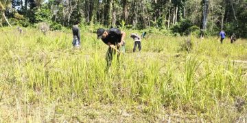 Personel Satgas Yonif 642 Bersama Warga Bersihkan Lapangan Sepak Bola Desa Bungkang