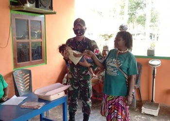 Wujud Kepedulian, TNI Bantu Masyarakat Papua Laksanakan Posyandu