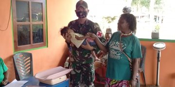 Wujud Kepedulian, TNI Bantu Masyarakat Papua Laksanakan Posyandu