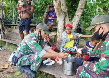 HUT Ke-41 Dekranas, Prajurit TNI Ajarkan kaum Ibu Cara Membuat Kue Tradisional di Papua