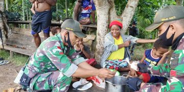 HUT Ke-41 Dekranas, Prajurit TNI Ajarkan kaum Ibu Cara Membuat Kue Tradisional di Papua