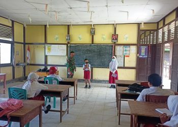 Hadir di Perbatasan, Satgas Yonif 642/Kapuas Bantu Mengajar Siswa SDN 06 Jagoi Babang