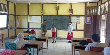 Hadir di Perbatasan, Satgas Yonif 642/Kapuas Bantu Mengajar Siswa SDN 06 Jagoi Babang