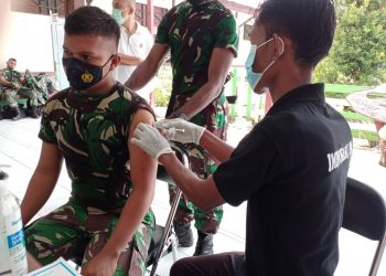 Prajurit TNI Satgas Pamtas Yonif 131/Brs Laksanakan Vaksinasi Covid-19