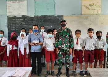 Dukung Pendidikan, Satgas Yonif 642 Bagikan Buku dan Alat Tulis Kepada Siswa Perbatasan RI-Malaysia