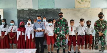 Dukung Pendidikan, Satgas Yonif 642 Bagikan Buku dan Alat Tulis Kepada Siswa Perbatasan RI-Malaysia