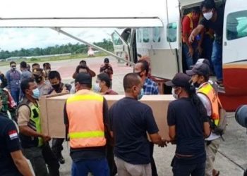 Polisi Evakuasi Jenazah Dua Guru Korban Penembakan KKB keTimika