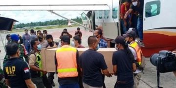 Polisi Evakuasi Jenazah Dua Guru Korban Penembakan KKB keTimika