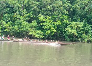 Ratusan Warga Distrik Kawagit Melepas Keberangkatan Anggota Satgas TMMD