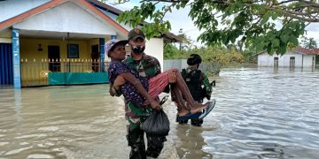 TNI Bantu Warga Terdampak Banjir di Kampung Arso Papua