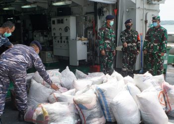 TNI AL Kerahkan KRI Membawa Bantuan menuju Lokasi Bencana Alam NTT