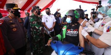 Panglima TNI dan Kapolri Tinjau Pelaksanaan Vaksinasi Drive Thru di Lanud Soewondo Medan