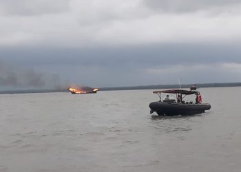 TNI Berhasil Evakuasi Korban Kapal Terbakar di Perairan Asahan