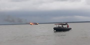 TNI Berhasil Evakuasi Korban Kapal Terbakar di Perairan Asahan