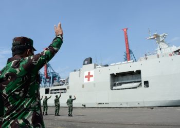 TNI AL Kirim Bantuan Ke NTT dengan KRI Semarang-594
