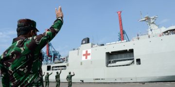 TNI AL Kirim Bantuan Ke NTT dengan KRI Semarang-594