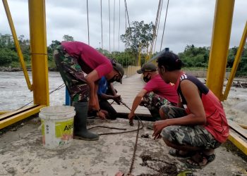 TNI Bantu Perbaiki Jembatan Gantung Yang Rusak Akibat Banjir di Kab. Keroom