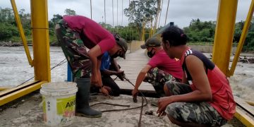 TNI Bantu Perbaiki Jembatan Gantung Yang Rusak Akibat Banjir di Kab. Keroom
