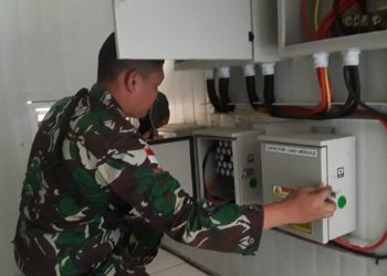 TNI Bantu Masyarakat Skofro Hidupkan Kembali PLTS Yang Sudah Tiga Tahun Tidak Berfungsi