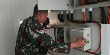 TNI Bantu Masyarakat Skofro Hidupkan Kembali PLTS Yang Sudah Tiga Tahun Tidak Berfungsi