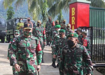 Satgas Pamtas RI-PNG Yonif 131/Braja Sakti Terima Kunjungan Kapuskesad